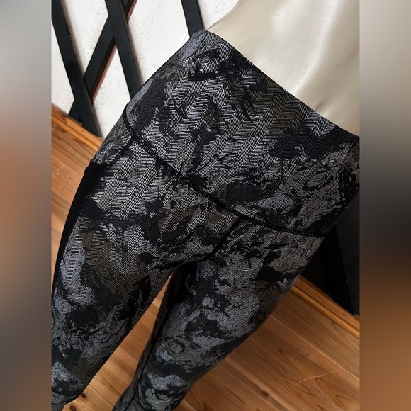 Mono B Gray/Black  Camo Workout Leggings - Size M (New) - Picture 3 of 10